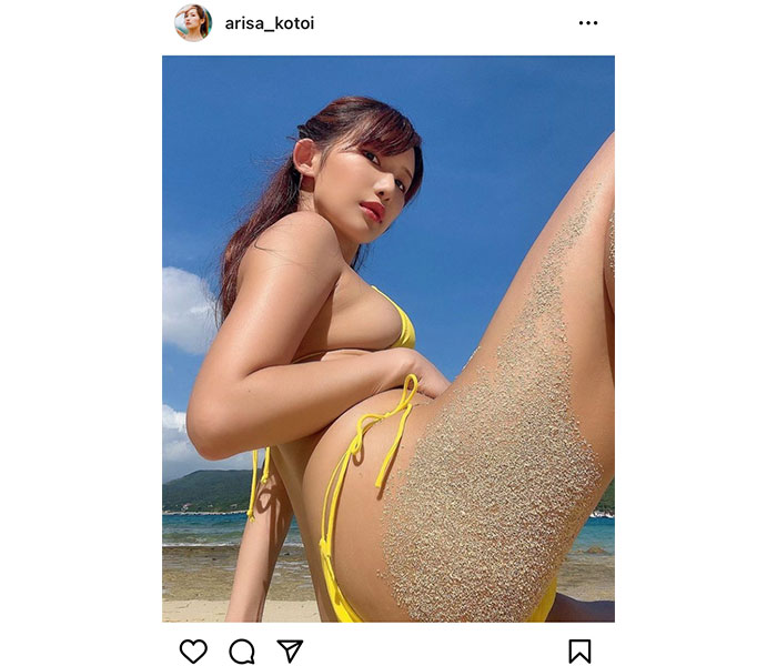 琴井ありさ、砂付き太ももがセクシーなグラビアショットで悩殺！