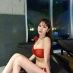 名取くるみ、テカリ素肌と美プロポーションのギャップで魅せる！