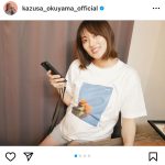 奥山かずさ、ミニのショーパンで太ももチラリ