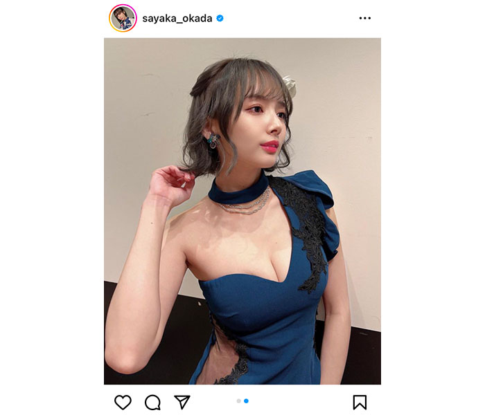 岡田紗佳、セクシーなドレス姿で美谷間チラリ