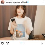 奥山かずさ、ミニのショーパンで太ももチラリ