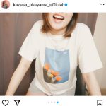 奥山かずさ、ミニのショーパンで太ももチラリ
