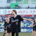 鈴木亜美、黒一色のユニフォーム姿で始球式＆スペシャルライブを開催！＜千葉ロッテマリーンズ＞