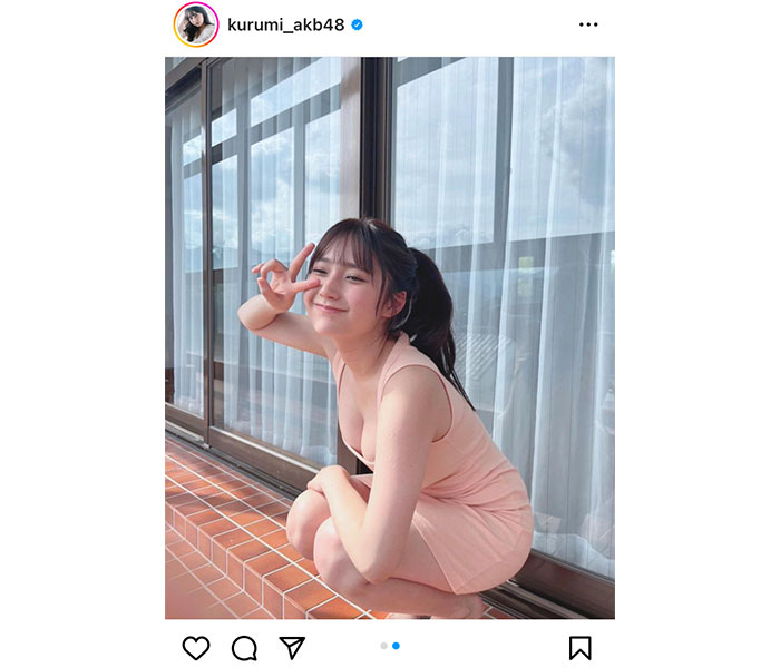 AKB48・鈴木くるみ、美谷間チラ見せワンピで無邪気にピース！