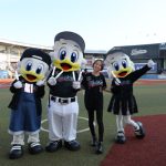 鈴木亜美、黒一色のユニフォーム姿で始球式＆スペシャルライブを開催！＜千葉ロッテマリーンズ＞