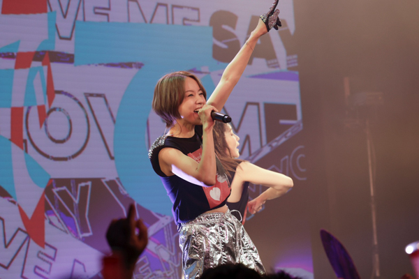 【ライブレポート】鈴木亜美、25周年ライブは笑顔と涙でファンに感謝！「みんながいてくれるおかげで私はここに立っています」