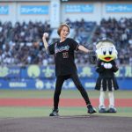 鈴木亜美、黒一色のユニフォーム姿で始球式＆スペシャルライブを開催！＜千葉ロッテマリーンズ＞
