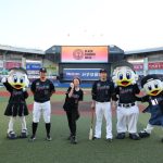 鈴木亜美、黒一色のユニフォーム姿で始球式＆スペシャルライブを開催！＜千葉ロッテマリーンズ＞
