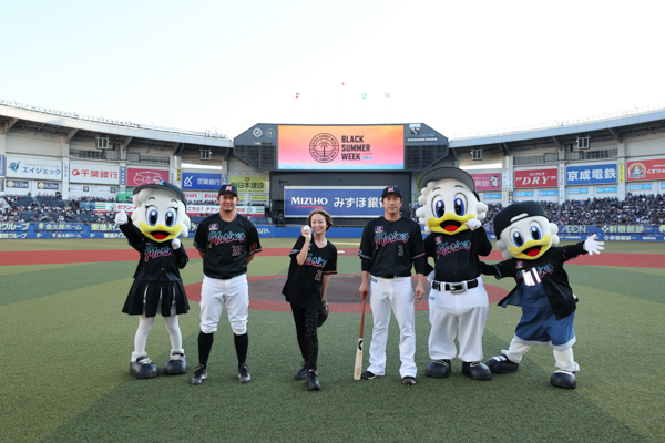 鈴木亜美、黒一色のユニフォーム姿で始球式＆スペシャルライブを開催！＜千葉ロッテマリーンズ＞