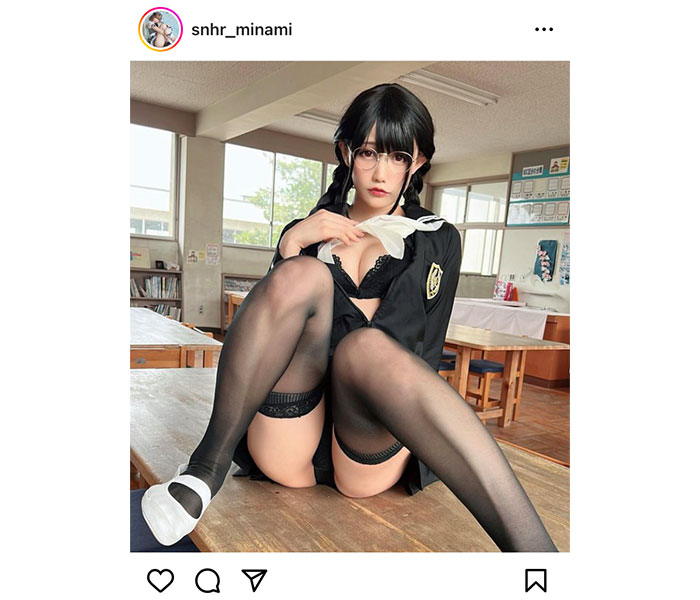 コスプレイヤー・篠原みなみ、着崩し制服でダイタンM字開脚！