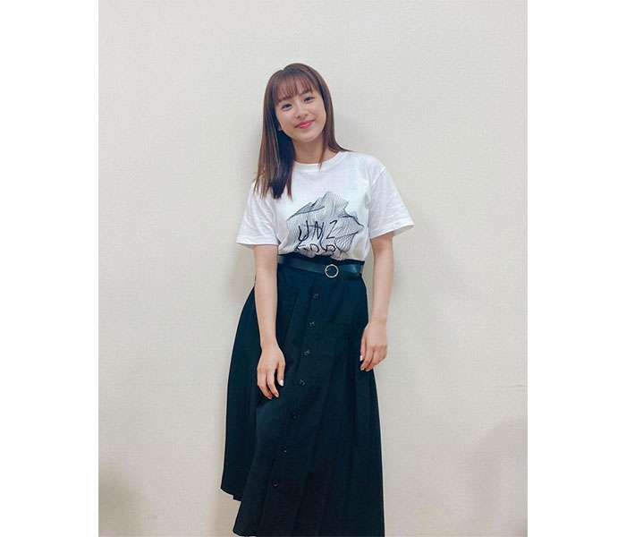 平祐奈、白のライブTシャツに黒のロングスカートのコーデが「めっちゃかわいい」と話題