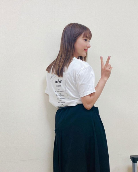 平祐奈、白のライブTシャツに黒のロングスカートのコーデが「めっちゃかわいい」と話題
