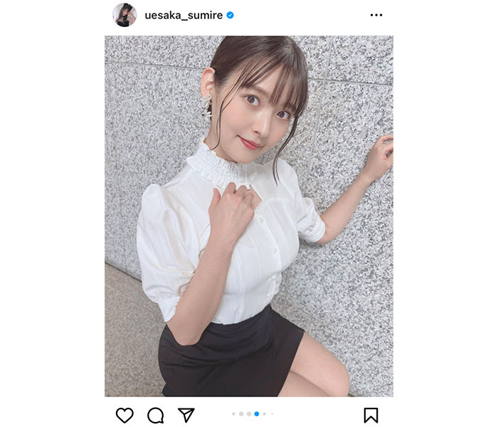 上坂すみれ、秘書風コーデで美脚チラリのセクシーショット公開！