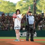 吉田沙保里、ショートパンツ姿で始球式に登場！豪快な投球に会場も驚き