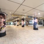 Girls2・山口綺羅、表参道で展開中の『IDOLS』広告と記念撮影！「IDOLSのメンバーがいっぱいいます！」