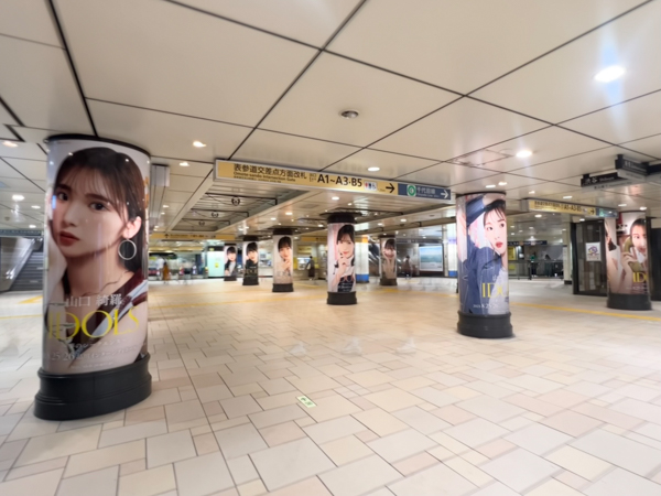 Girls2・山口綺羅、表参道で展開中の『IDOLS』広告と記念撮影！「IDOLSのメンバーがいっぱいいます！」