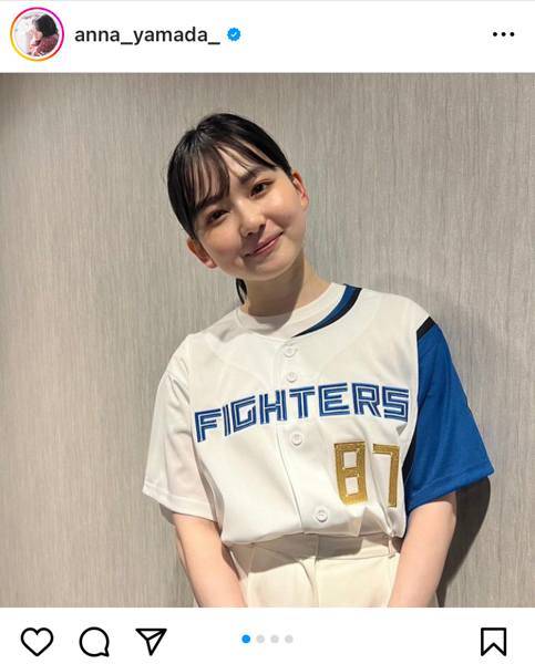 山田杏奈、キツネ耳付きユニフォームで始球式に登場！