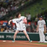 吉田沙保里、ショートパンツ姿で始球式に登場！豪快な投球に会場も驚き