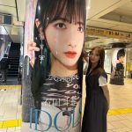 Girls2・山口綺羅、表参道で展開中の『IDOLS』広告と記念撮影！「IDOLSのメンバーがいっぱいいます！」
