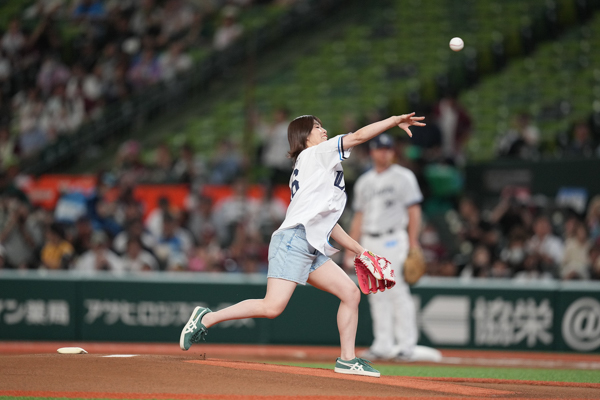 吉田沙保里、ショートパンツ姿で始球式に登場！豪快な投球に会場も驚き