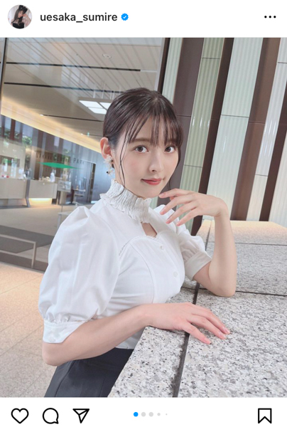 上坂すみれ、秘書風コーデで美脚チラリのセクシーショット公開！