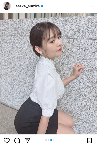 上坂すみれ、秘書風コーデで美脚チラリのセクシーショット公開！