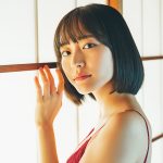 高崎かなみ、民宿の和室でセクシーボディあらわに
