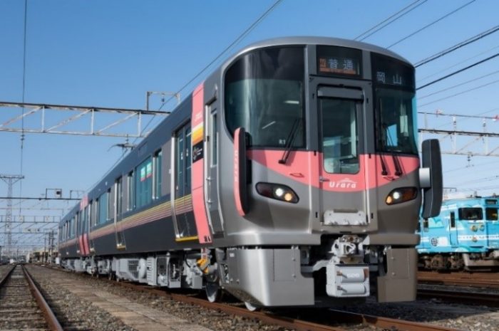 JR西日本、227系500番台「Urara」の出発式を岡山駅で開催