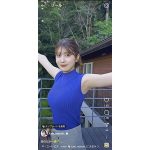 阿部なつき、青のニットが巨乳を強調、髪を上げる仕草にファン胸キュン!
