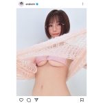 えなこ、もっちり下乳をチラリ!神アングルショットでファンを瞬殺!