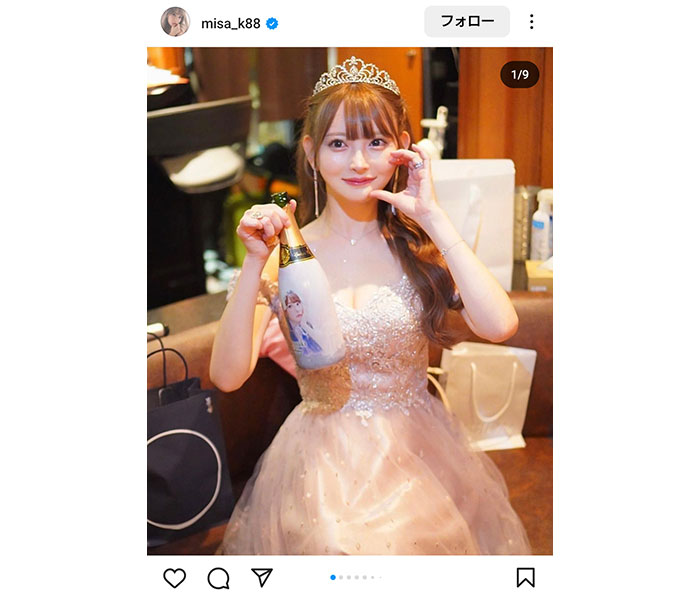 黒崎みさ、バーイベントにドレス姿で登場！あまりにも美しすぎる姿にファン歓喜の声！