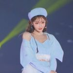 明日花キララ、キラキラ美脚を放出！インスタはジャケット脱いで笑顔ピース！＜KANSAI COLLECTION 2023 A/W＞