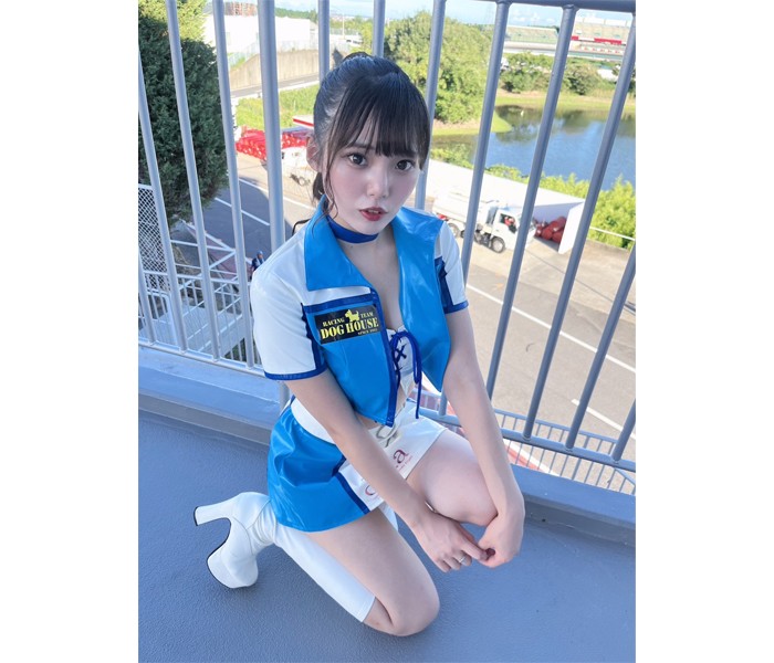 【インタビュー】dela・後藤ひなの、鈴鹿8時間耐久ロードレースで美脚眩しい、爽やかなスカイブルーのRQコスチューム姿を披露！