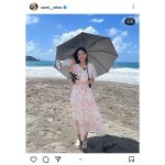 胸元チラリ！鷲見玲奈が涼しげなワンピース姿で海に登場！