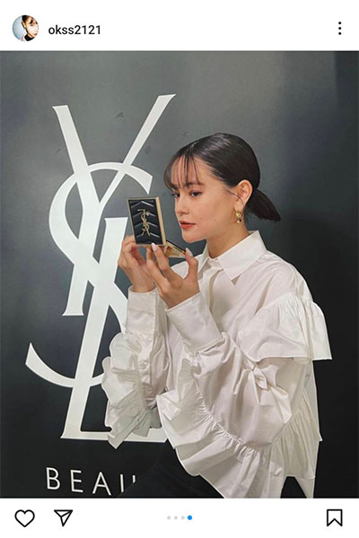 emma、「YSL」の新作アイシャドウを片手にカメラ目線！クールな表情にドキっ