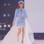 明日花キララ、キラキラ美脚を放出！インスタはジャケット脱いで笑顔ピース！＜KANSAI COLLECTION 2023 A/W＞