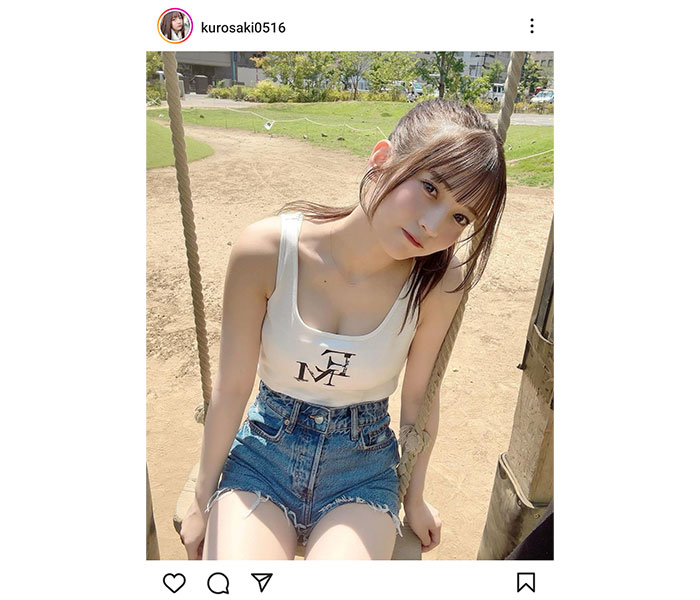 黒嵜菜々子、ラフな私服姿でチラリ美谷間!思わぬラッキースケベにファンどよめく