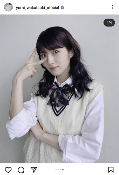 若月佑美、久しぶりの制服姿で登場!「制服のマネキン」ポーズでファン沸かす