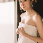 愛甲千笑美、裸一歩の手ブラ写真を解禁!紫ランジェリーの写真集先行カットも公開!