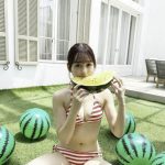大盛真歩、しま柄ビキニで夏を満喫!美スタイル披露に「スタイル良すぎ!!!」との声