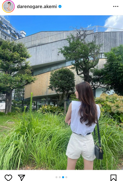 ダレノガレ明美、夏らしいショートパンツ姿でパシャリ！「写真撮る時だけ日傘とパーカー脱いでます」とコメント