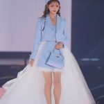 明日花キララ、キラキラ美脚を放出！インスタはジャケット脱いで笑顔ピース！＜KANSAI COLLECTION 2023 A/W＞