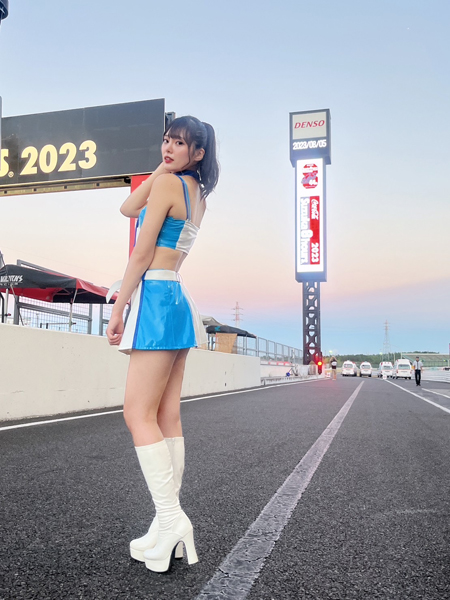 【インタビュー】dela・後藤ひなの、鈴鹿8時間耐久ロードレースで美脚眩しい、爽やかなスカイブルーのRQコスチューム姿を披露！