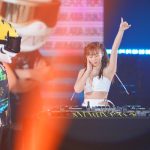 DJてんちむ、「関コレ」で白ミニスカ＆ヘソ出しファッションで堂々のDJプレイ！！＜KANSAI COLLECTION 2023 A/W＞