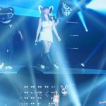 DJてんちむ、「関コレ」で白ミニスカ＆ヘソ出しファッションで堂々のDJプレイ！！＜KANSAI COLLECTION 2023 A/W＞