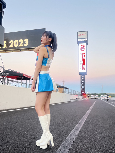 【インタビュー】dela・後藤ひなの、鈴鹿8時間耐久ロードレースで美脚眩しい、爽やかなスカイブルーのRQコスチューム姿を披露！