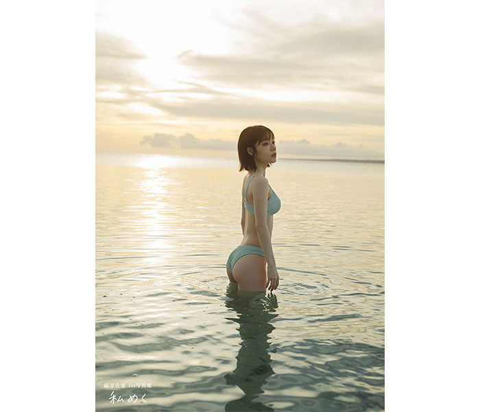 礒部花凜1st写真集、裏表紙のカットを公開！沖縄の海でのサンセットシーンの水着姿