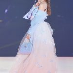 明日花キララ、キラキラ美脚を放出！インスタはジャケット脱いで笑顔ピース！＜KANSAI COLLECTION 2023 A/W＞