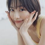 礒部花凜1st写真集、裏表紙のカットを公開！沖縄の海でのサンセットシーンの水着姿