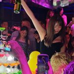 【写真特集】アンバサダー・ざわちん、鮮やかな青ドレスで肩出しコーデで登場！てんちむがDJパフォーマンスで盛り上げる。「MINERA PATCH NIGHT （ミネラパッチナイト）」開催